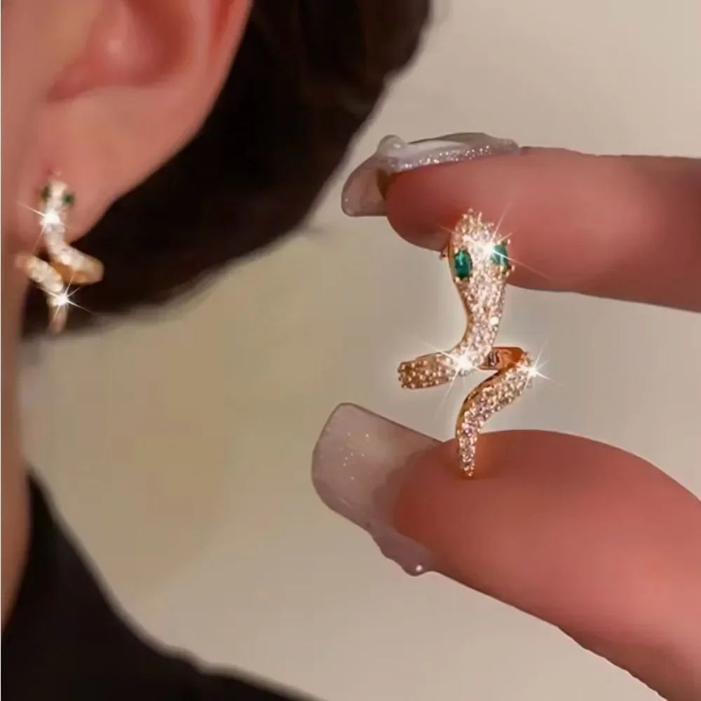 🐍 Betsey Johnson glistening crystal snake studs with green crystal eyes 🐍 - Picture 5 of 8